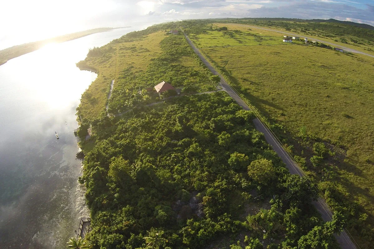 Bentang padang rumput dan pesisir Puncak Khayangan di Pulau Tomia, Wakatobi.